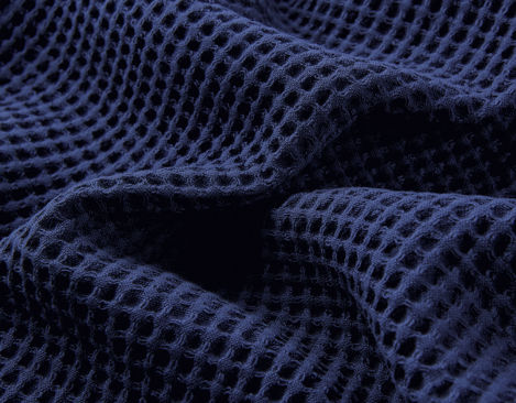Bio Waffelpikee Stoff aus kbA Baumwolle mit großem Muster in Azurblau von Cotonea